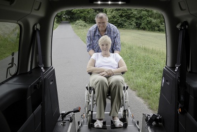 VW Caddy mit Rollstuhl.jpg
